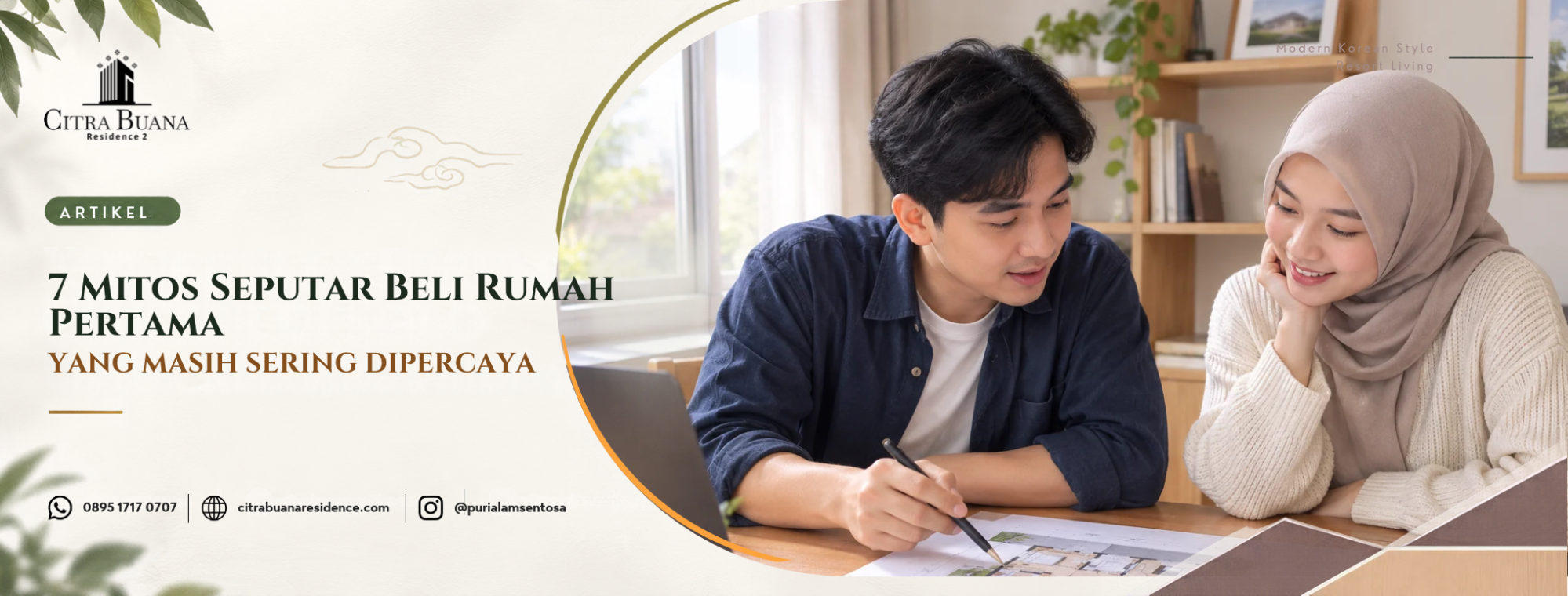 pasangan muda sedang membahas rumah yang akan dibeli