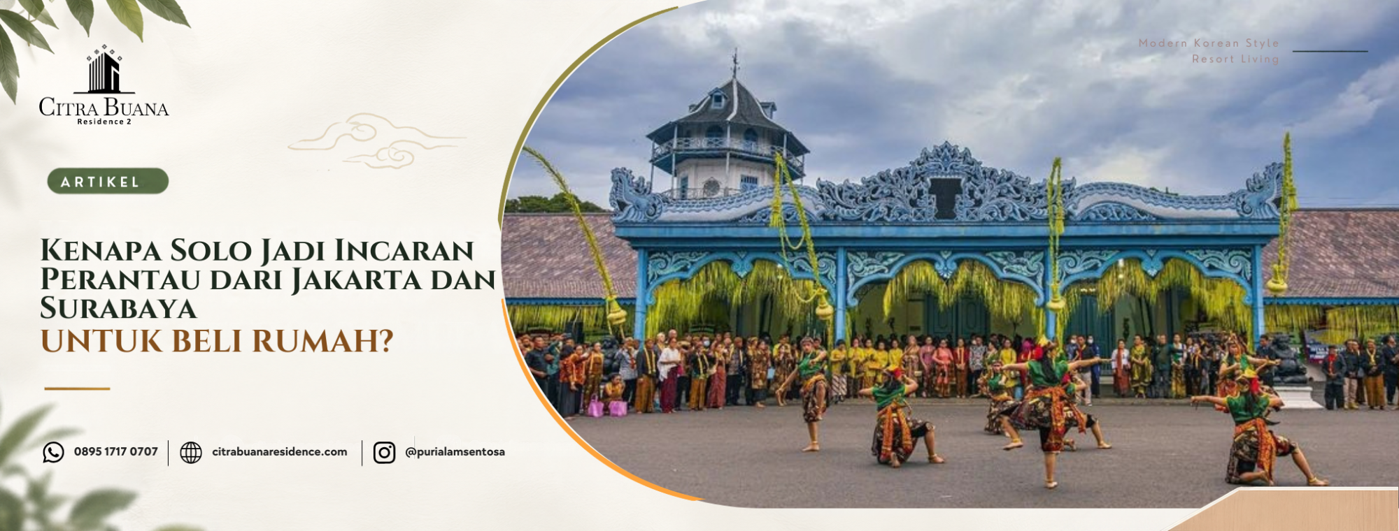 rombongan abdi dalem mengikuti kirab budaya di depan Keraton Surakarta, Solo