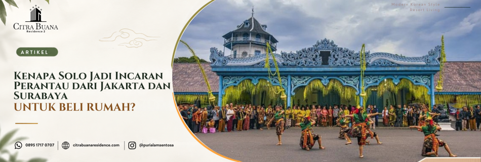 rombongan abdi dalem mengikuti kirab budaya di depan Keraton Surakarta, Solo